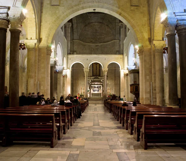 Dentro de la Basílica de San Nicolás. ¡Bari! Apulia . — Foto de Stock