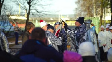 meşale aydınlatıyor