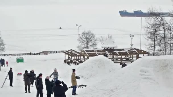 Fietsers sneeuw springen — Stockvideo