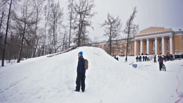 Bikers snö hoppning — Stockvideo