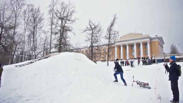 Bikers snö hoppning — Stockvideo