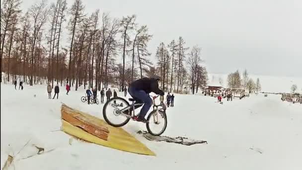 Bikers snow jumping — Stock Video
