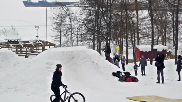 バイカー雪のジャンプ — ストック動画