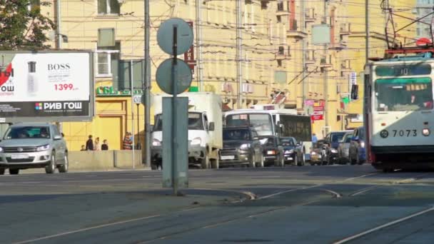 Трамвай на улице — стоковое видео