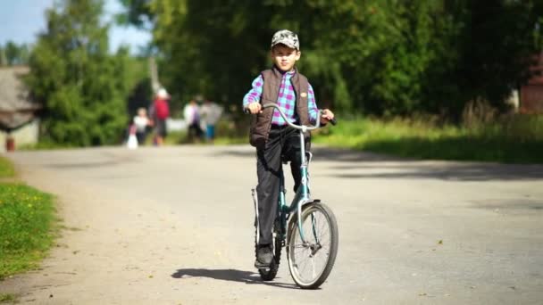 少年乗馬の自転車 — ストック動画