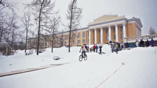 Fietsers sneeuw springen — Stockvideo