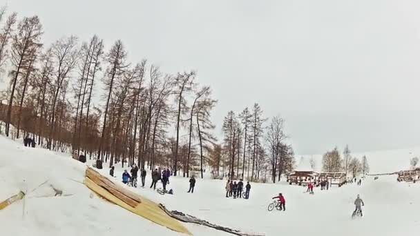 Bikers snö hoppning — Stockvideo