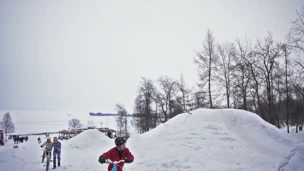 Śnieg rowerzystów skoki — Wideo stockowe