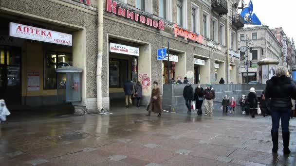 Fußgänger auf dem Nevsky Prospekt — Stockvideo