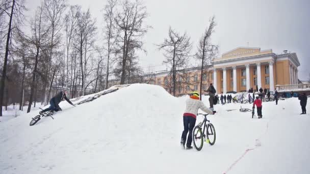 Biker beim Schneespringen — Stockvideo