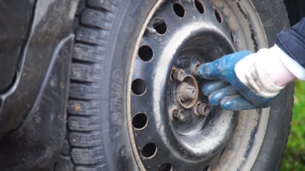 Changing the Wheel — Stock Video