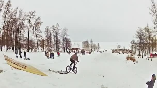 Χιόνι ποδηλάτες, μεταπήδηση — Αρχείο Βίντεο
