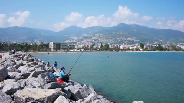 Pescadores sentados sobre rocas — Vídeos de Stock