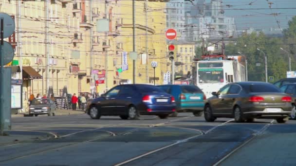 Spårvagn på gatan — Stockvideo