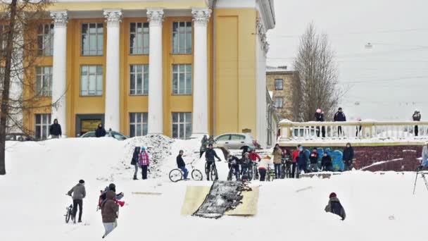 Bikers snow jumping — Stock Video