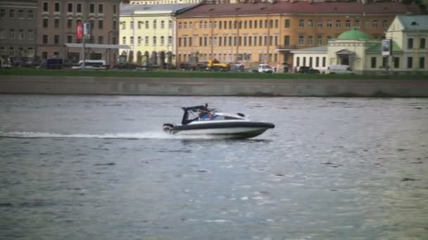 Barco no rio Neva — Vídeo de Stock