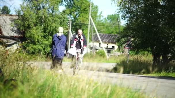 Man riding bicycle — Stock Video