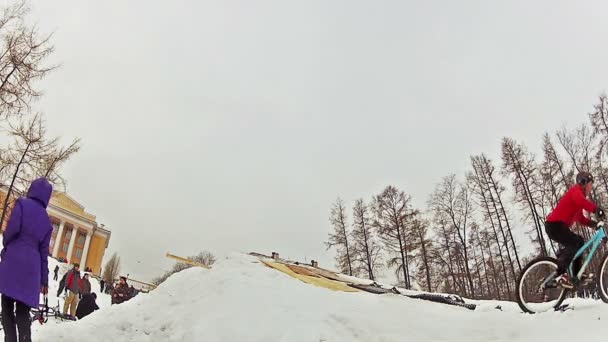 Motociclistas salto de nieve — Vídeos de Stock