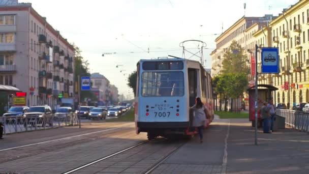 Spårvagn på gatan — Stockvideo