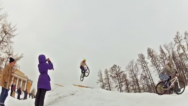 Motociclistas salto de neve — Vídeo de Stock