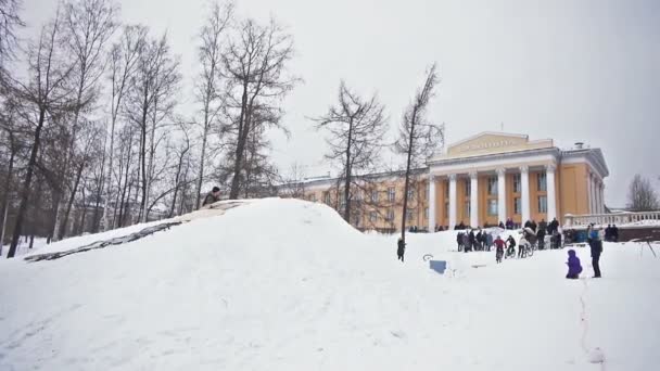 Bikers snö hoppning — Stockvideo