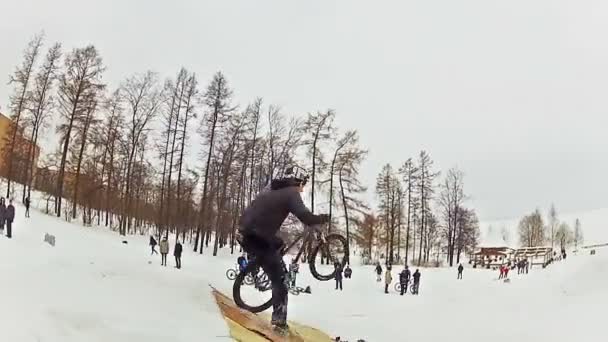 Bikers snö hoppning — Stockvideo