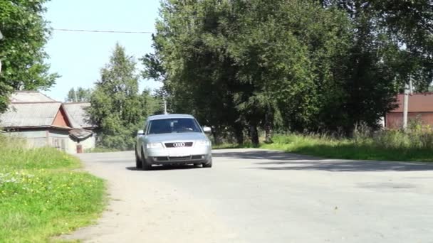 Auto im Dorf gefahren — Stockvideo