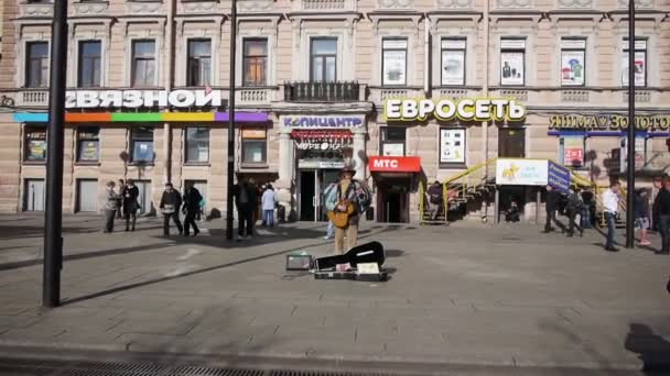 Уличный музыкант с гитарой — стоковое видео