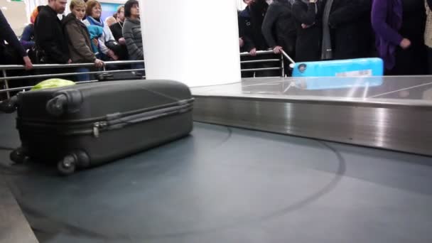 Место выдачи багажа — стоковое видео