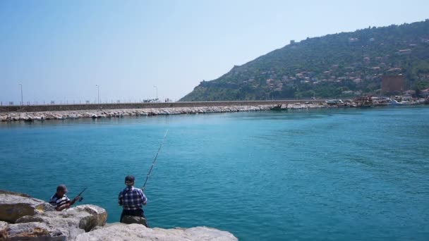 Homens pesca — Vídeo de Stock