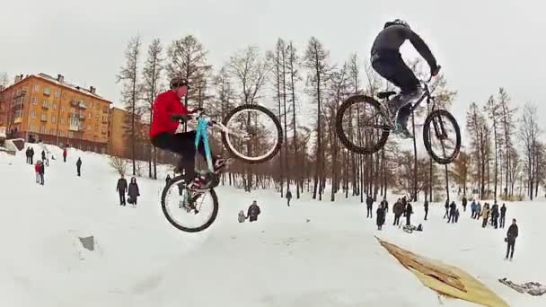 Fietsers sneeuw springen — Stockvideo