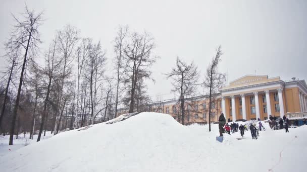 Bikers snö hoppning — Stockvideo