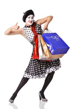 komik MIME sivilceli elbiseli tutarak alışveriş torbaları
