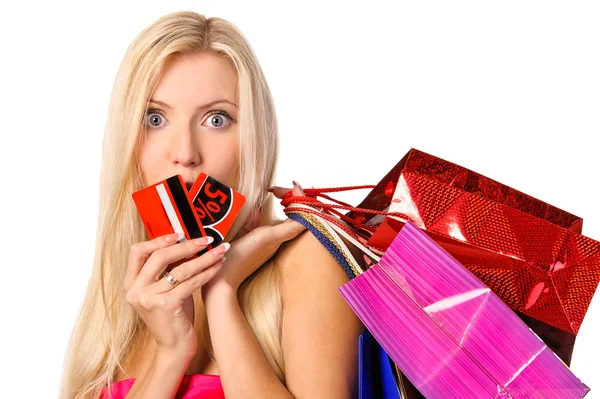 Retrato de comprador feliz con bolsas de papel y tarjeta de descuento — Foto de Stock