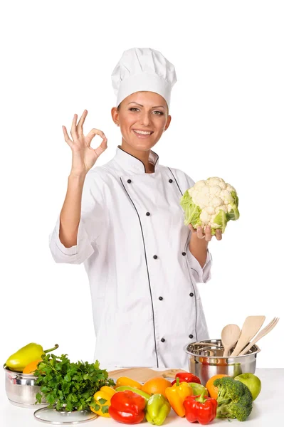 Jonge aantrekkelijke vrouw chef-kok weergegeven: ok gebaar. — Stockfoto