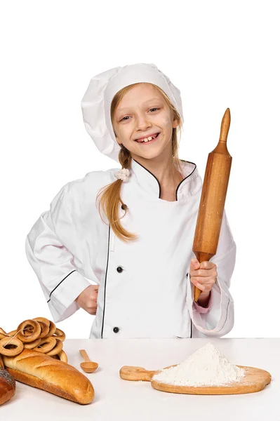 Pequeña niña panadero en la cocina con rodillo — Foto de Stock