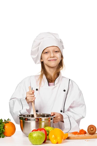 Kleine chef-kok voorbereiding van gezonde maaltijd met verschillende vergetables — Stockfoto