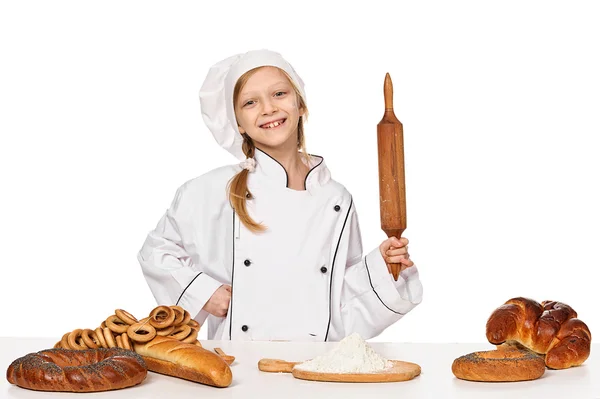 Маленька дівчинка пекар на кухні з прокатним штифтом — стокове фото