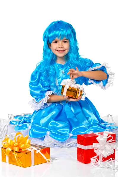 Menina bonita vestida como Malvina, boneca com o cabelo azul. Presentes — Fotografia de Stock