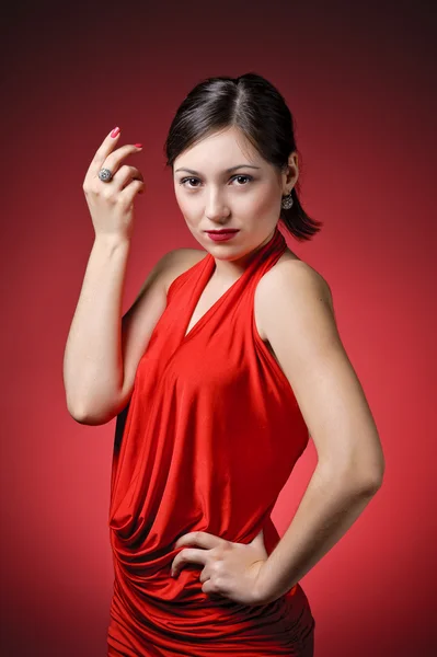 Portré egy gyönyörű nő piros ruhában — Stock Fotó