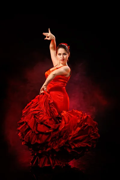 Porträtt av vacker ung kvinna dansar flamenco — Stockfoto