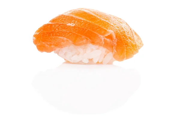 Closeup de delicioso sushi de salmão japonês isolado em branco — Fotografia de Stock