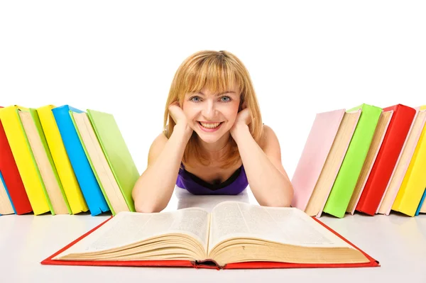 Retrato de un joven estudiante mintiendo y leyendo un libro — Foto de Stock