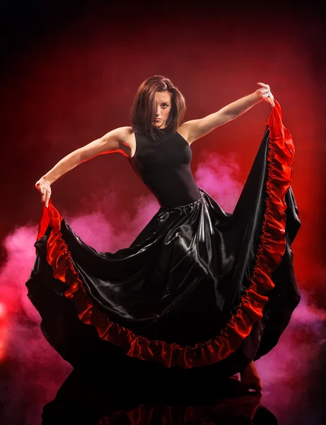 Mujer joven bailando flamenco sobre fondo de humo — Foto de Stock