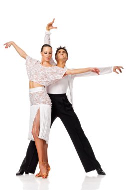 bir dans hareket yapma ve poz için şehvetli salsa dans çift