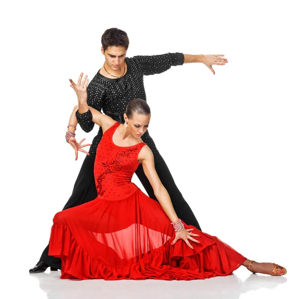 Sensual pareja bailando salsa. Bailarines latinos en acción . — Foto de Stock