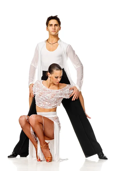 Bailarinas latinas sensuales posando en pareja. Aislado Imagen de archivo