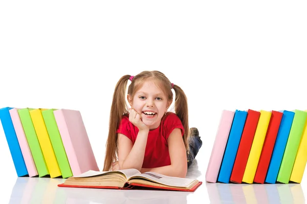Kleines Mädchen mit Bücherstapel. — Stockfoto