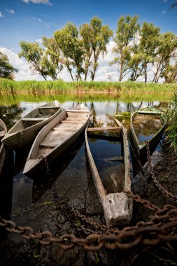 bir nehir üzerinde eski tekneler.