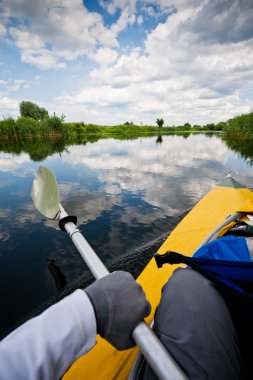 River shore ve mavi orman ile tekne görüntülemek